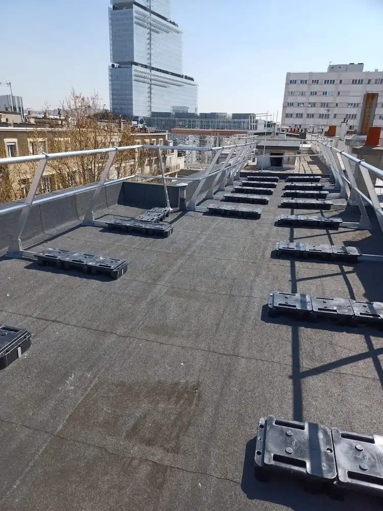 Garde corps autoportant sur toiture parisienne
